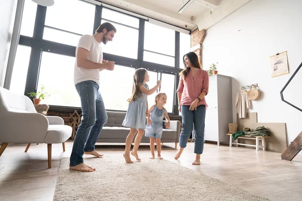 Heureux famille mère père et enfant fille danse à la maison. — Photo