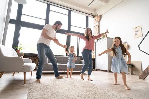 Mutlu aile, anne, baba ve kız evde dans ediyor.. — Stok fotoğraf