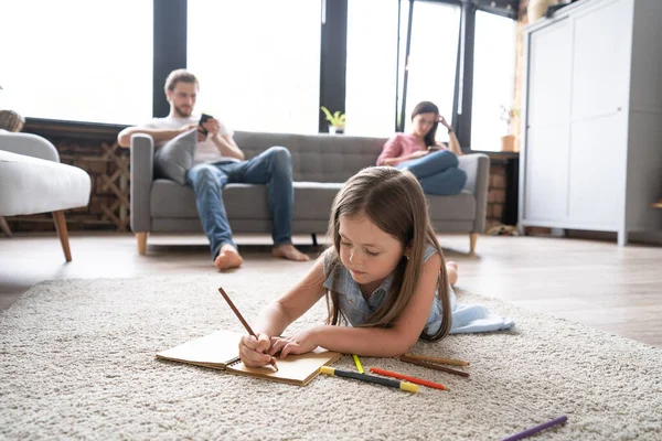 Cute kid girl playing on floor, preschool little girl drawing with colored pencils on paper spending time with family — Stock Photo, Image