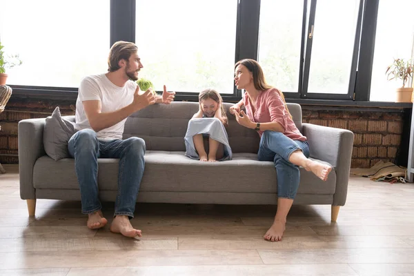 Niña entre padres discutiendo en casa. — Foto de Stock