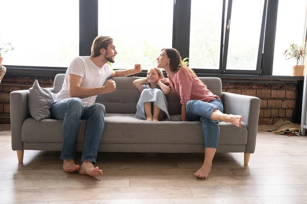 Niña entre padres discutiendo en casa. — Foto de Stock