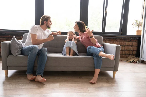 Niña entre padres discutiendo en casa. — Foto de Stock