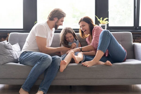 Portret van een gezin dat plezier heeft in de woonkamer — Stockfoto