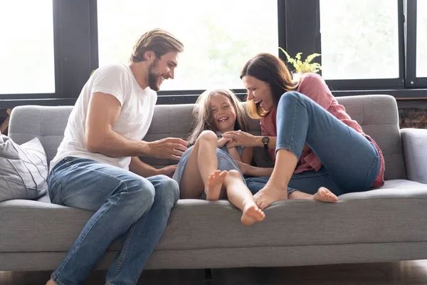 Portrait de famille s'amusant dans le salon — Photo