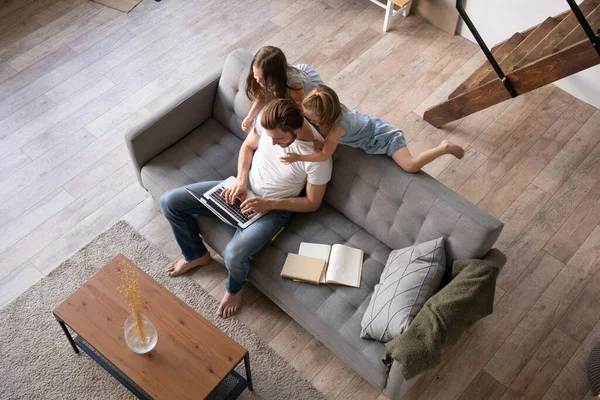 Beyaz erkek, çocuklarla evden çalışıyor, belgeleri kontrol ediyor..