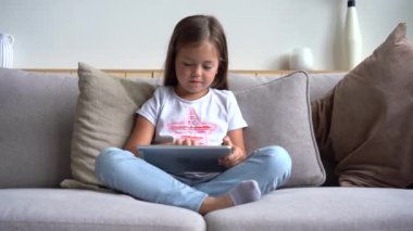 Güzel kız evdeki dijital masayı kullanıyor. Modern aygıt kavramı