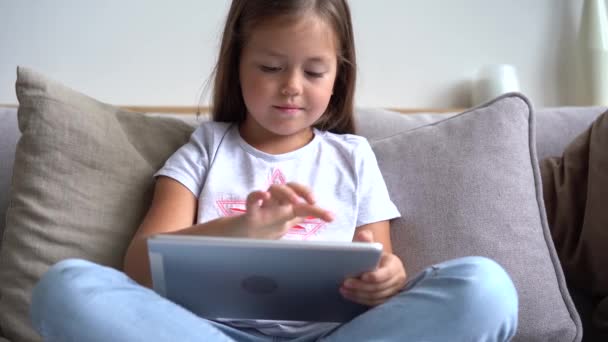 Ładna dziewczyna przy cyfrowym stole w domu. Koncepcja nowoczesnego urządzenia — Wideo stockowe
