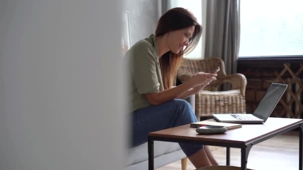 Frau mit Smartphone schaut mit Handy-Apps zum Einkaufen auf Handy-Bildschirm — Stockvideo