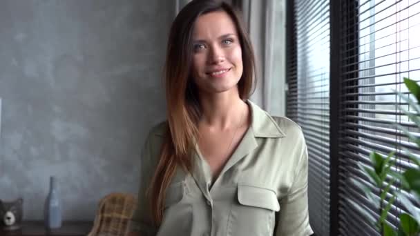 Porträtt av vacker kvinna som står vid fönstret hemma, naturlig mänsklig skönhet — Stockvideo
