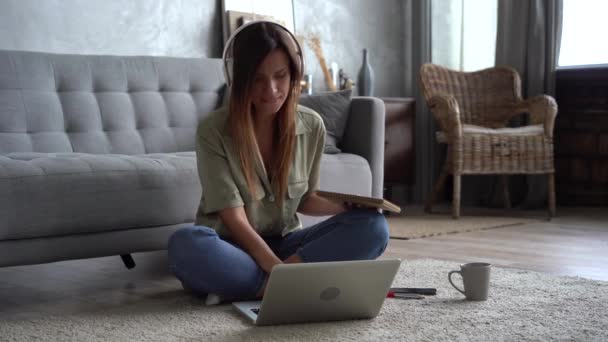 Jeune femme joyeuse employée à distance travaillant sur son ordinateur portable à la maison — Video