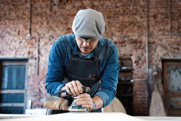 Marangozluk alanında başarılı, yakışıklı bir işadamı.