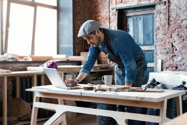 Marangozluk alanında başarılı, yakışıklı bir işadamı.