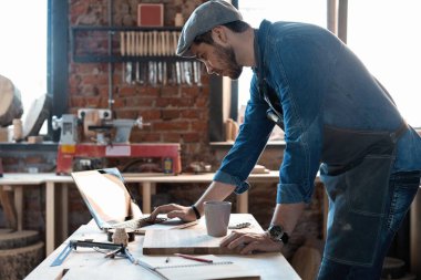 Marangozluk alanında başarılı, yakışıklı bir işadamı.