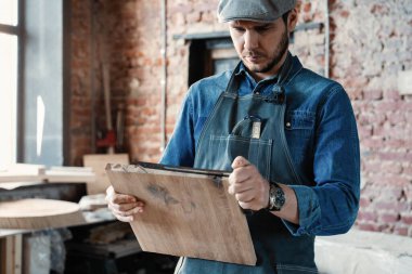 Marangozluk alanında başarılı, yakışıklı bir işadamı.