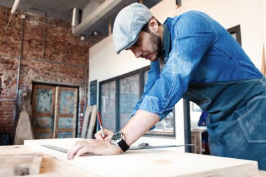 Marangozluk alanında başarılı, yakışıklı bir işadamı.