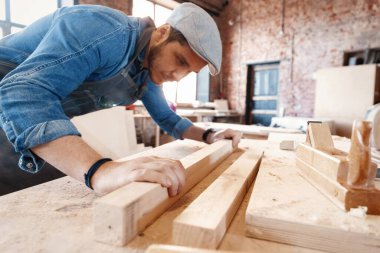 Marangozluk alanında başarılı, yakışıklı bir işadamı.