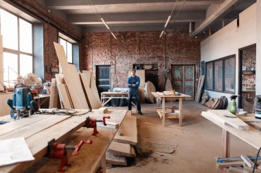 Marangozluk alanında başarılı, yakışıklı bir işadamı.