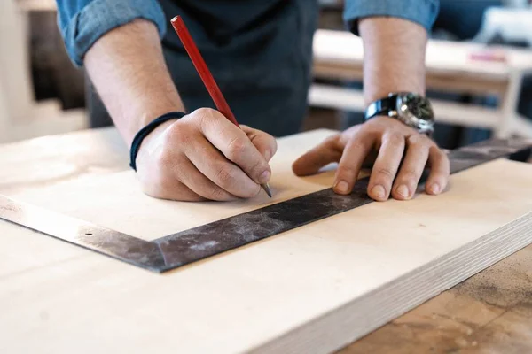 Timmerman werkt aan houtbewerkingsmachines in timmermanswerkplaats. Een man werkt in een timmerwerkplaats.. — Stockfoto