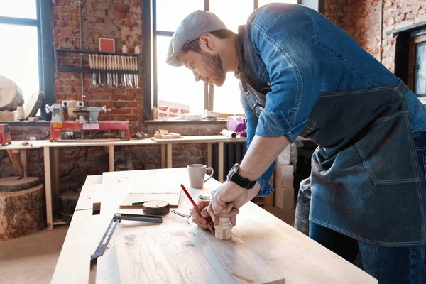 Marangozluk alanında başarılı, yakışıklı bir işadamı.