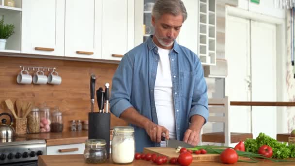 Hombre feliz preparando sorpresa romántica, marido sonriente cocinando comida saludable — Vídeos de Stock