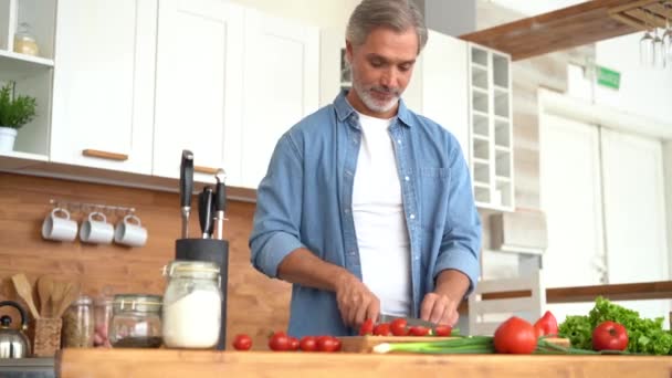 Homem feliz preparando surpresa romântica, marido sorrindo cozinhar comida saudável — Vídeo de Stock
