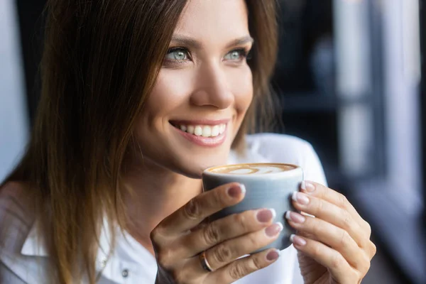 Kobieta pijąca kawę rano w restauracji — Zdjęcie stockowe
