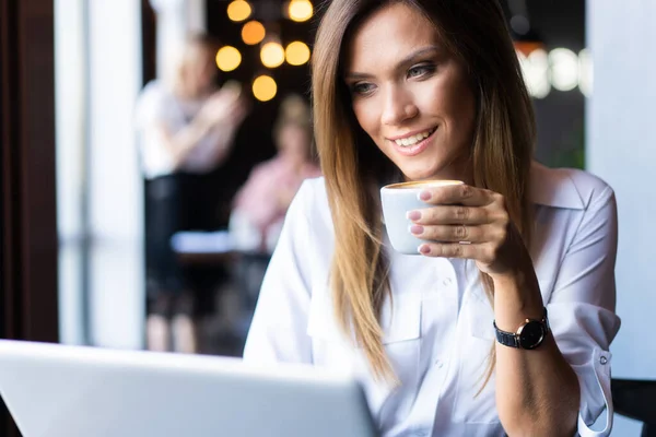 Jeune femme d'affaires en pause café — Photo