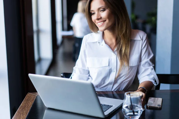 Joven empresaria en una pausa para el café — Foto de Stock