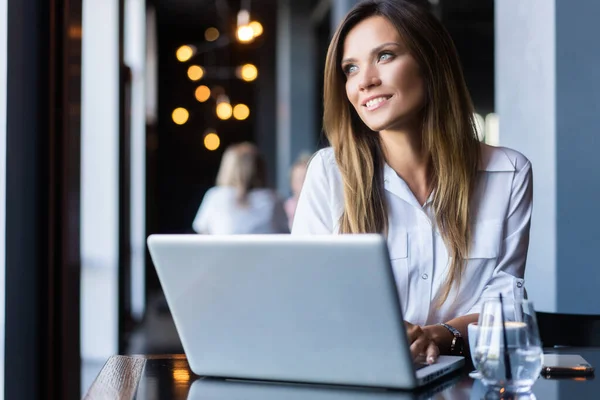 Jeune femme d'affaires en pause café — Photo