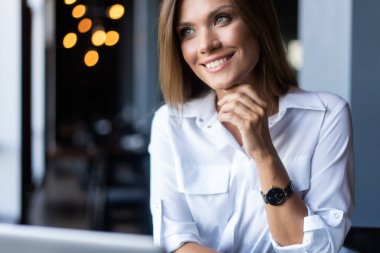 Kahve molasında olan genç iş kadını.