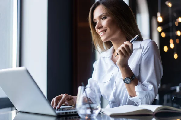 Jeune femme d'affaires en pause café — Photo