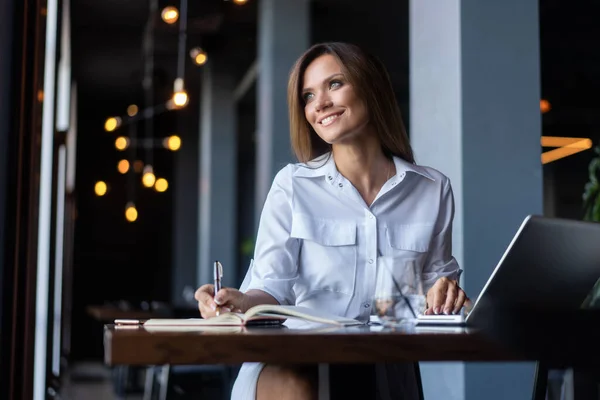 Brunette Femme d'affaires travaillant avec des papiers près de la fenêtre dans un café — Photo