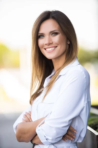 Retrato de una exitosa mujer de negocios sonriendo —  Fotos de Stock