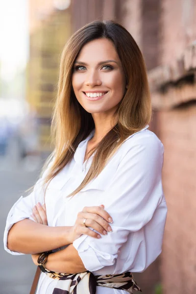 Retrato de una exitosa mujer de negocios sonriendo —  Fotos de Stock