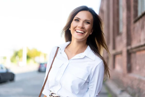 Retrato de uma mulher de negócios bem sucedida sorrindo — Fotografia de Stock