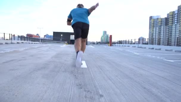 도시에서 뛰고 있는 수염난 어른 — 비디오