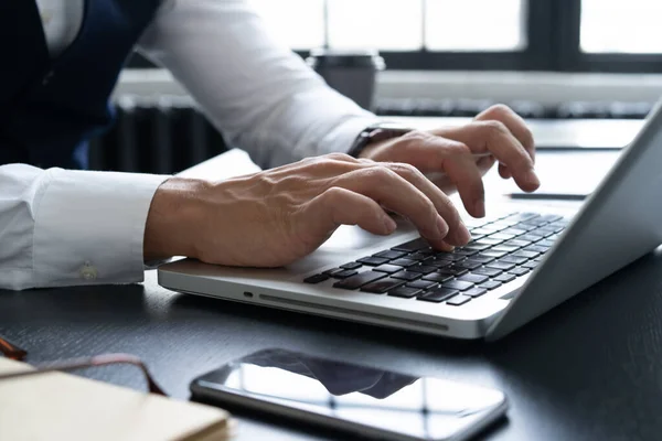 Travail sur ordinateur portable, gros plan des mains de l'homme d'affaires. — Photo