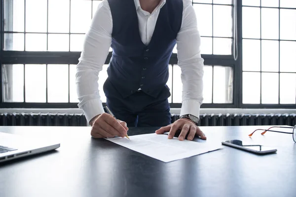 Hombre de negocios firma contrato haciendo un trato, negocio clásico. — Foto de Stock