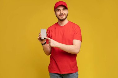 Akıllı telefonu tutan genç adam sarıda izole edilmiş..
