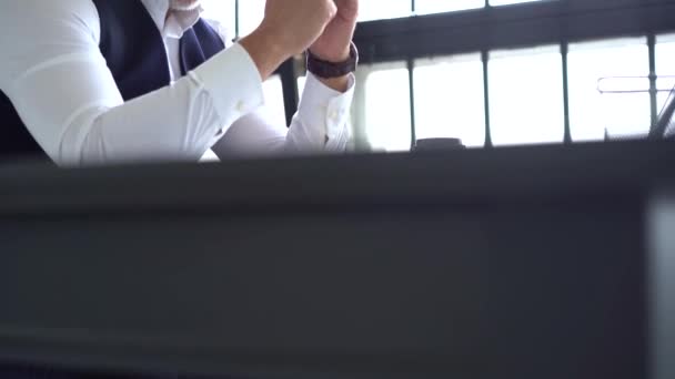 Γκρι μαλλιά άνθρωπος που εργάζονται σε ένα φορητό υπολογιστή. Σοβαρός ώριμος άντρας σε κομψή δακτυλογράφηση κοστουμιών — Αρχείο Βίντεο