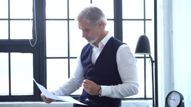 Serious businessman checking corporate paperwork correspondence — Stock Video