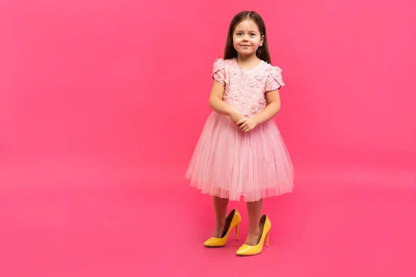 Chica joven linda de moda en grandes madres zapatos amarillos sobre fondo de color. —  Fotos de Stock