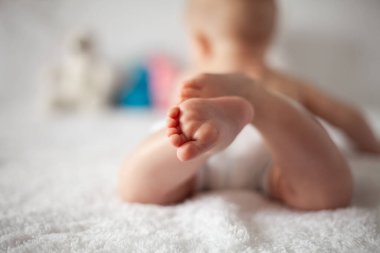 Beyaz Battaniyenin Üzerinde Yeni Doğan Bebek Ayakları - Ebeveynlik ya da Aşk Konsepti.