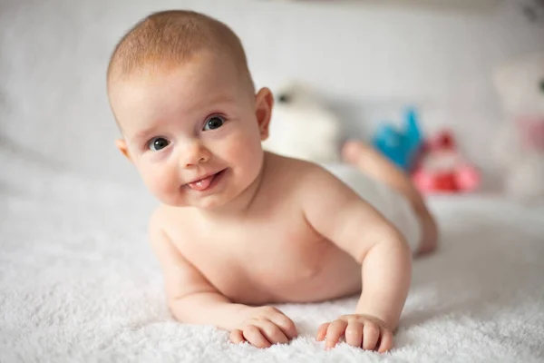 Helder portret van schattige baby - ouderschap of liefde concept. — Stockfoto