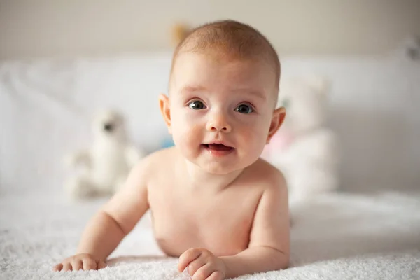 Helles Porträt des entzückenden Babys - Elternschaft oder Liebeskonzept. — Stockfoto