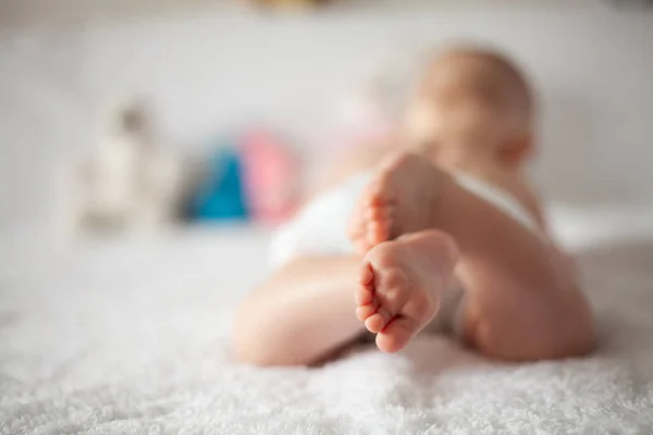 New Born Baby Feet on White Blanket - parenting or love concept. — Stock Photo, Image