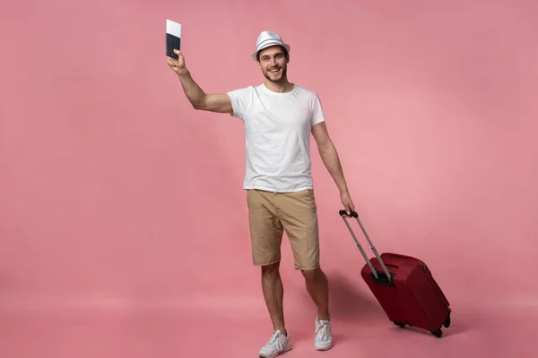 Férfi utazó bőrönd, útlevél és jegy színes háttér. — Stock Fotó