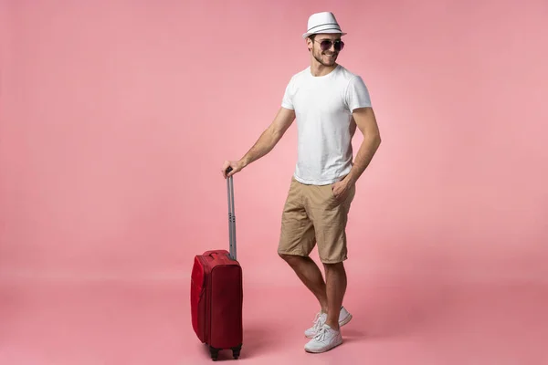 Man reiziger met koffer, paspoort en ticket op kleur achtergrond. — Stockfoto