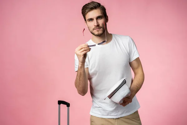 Hombre viajero con maleta, pasaporte y billete en color de fondo. —  Fotos de Stock