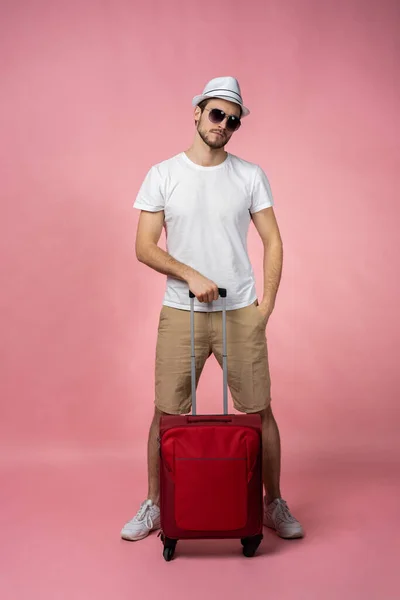 Homme voyageur avec valise, passeport et billet sur fond de couleur. — Photo